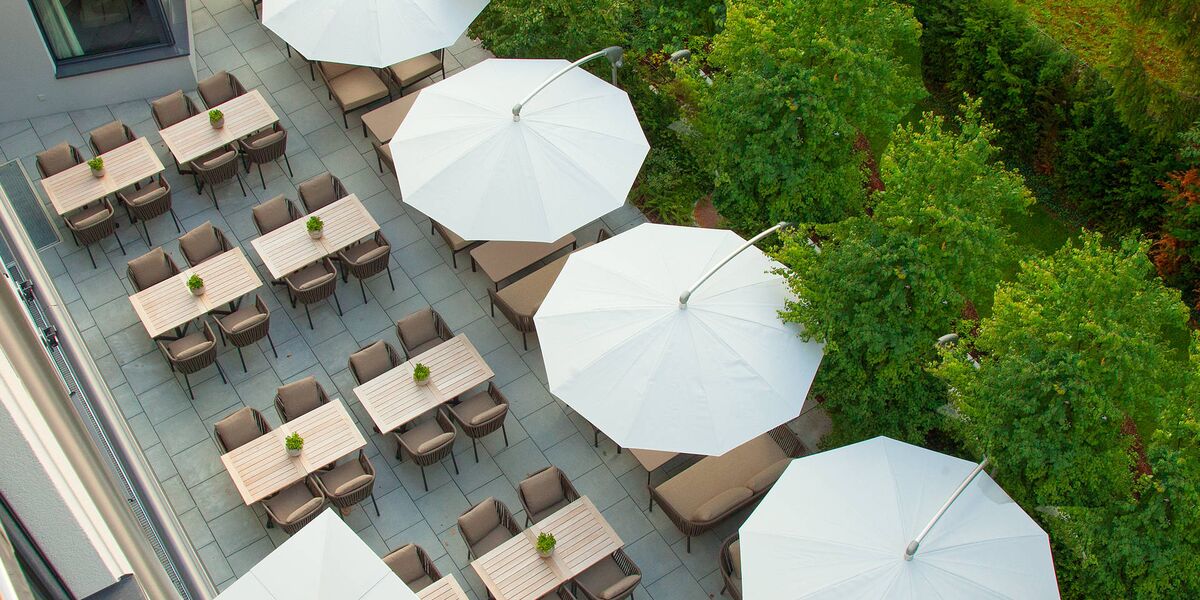 Garden terrace with restaurant in ACASA Suites Zurich
